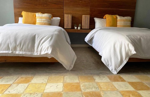 Barrio de Santiago Hotel | Habitación con 2 camas matrimoniales y alberca privada en el centro de Mérida.