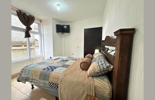 Quetzaltenango Hostel | Habitación con Baño Privado y TV en Cómodo Edificio