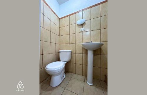 Quetzaltenango Hostel | Habitación con Baño Privado y TV en Cómodo Edificio