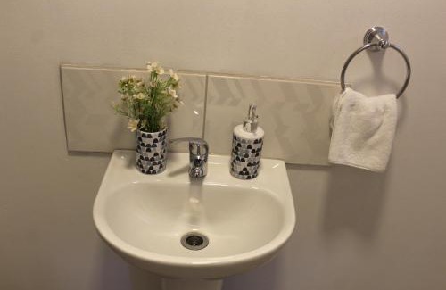 Pudahuel House | Habitación con baño privado independiente