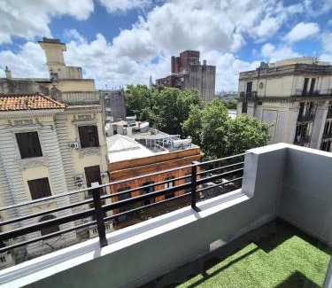 Centro House | Habitación con balcón y baño privado en Centro de Montevideo