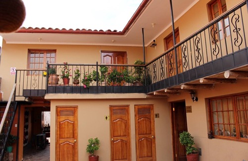 Chinchero House | Habitacion con una cama matrimonial