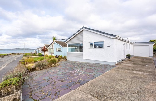 Rhosneigr Cottage | Hafan : Pet-Friendly 3‑Bed Bungalow with Sea Views in Rhosneigr | Managed by Anglesey Holiday Lettin
