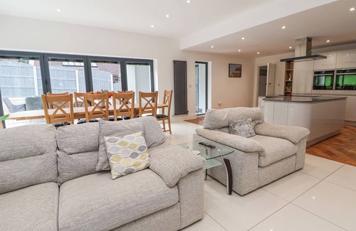 Gwaenysgor Near Prestatyn Cottage | HAFAN Y MOR, pet friendly, with hot tub in Prestatyn