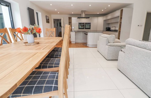 Gwaenysgor Near Prestatyn Cottage | HAFAN Y MOR, pet friendly, with hot tub in Prestatyn