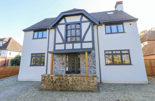 Gwaenysgor Near Prestatyn Cottage | HAFAN Y MOR, pet friendly, with hot tub in Prestatyn