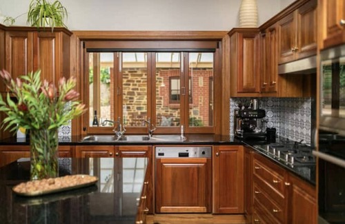 Hahndorf House | Hahndorf Luxury Retreat 5 Bedrooms for 12 people