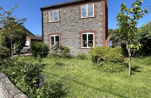 Bodham Cottage | Halcyon House - sleeps 5 guests in 3 bedrooms