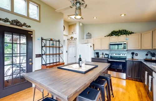 Sevierville House | Haleywood - Lakefront , Private 12 Acre Estate w/2 Cabins, Game Room,Pool!
