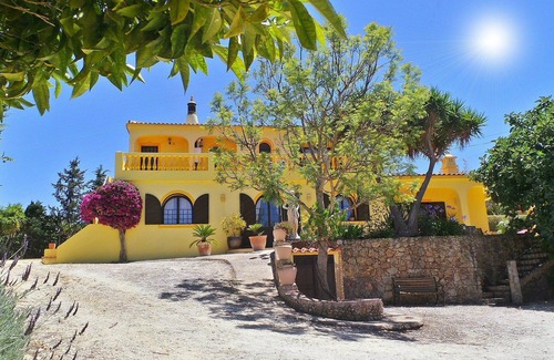 Penina Villa | Half hectare property, 6 comfort rooms w/private AC&Bathroom, garden, pool, 4-12 persons
