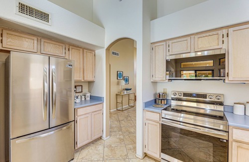 Stonebridge Lakes Manor House | Half-Mi to Dtwn: Lakefront Gilbert Home!