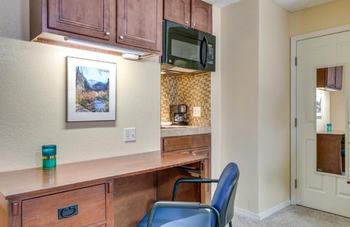 Englewood Apartment | Half-Mi to Light Rail Greenwood Village Studio