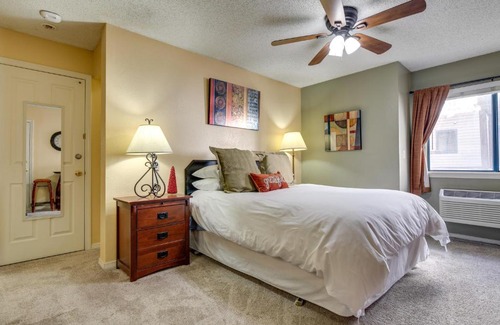 Englewood Apartment | Half-Mi to Light Rail Greenwood Village Studio