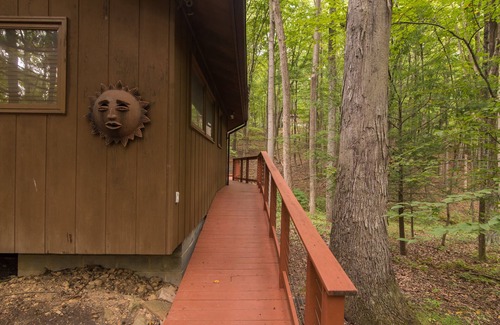 Berkeley Springs House | Half Round- A Quiet Mid-Century Modern Cabin
