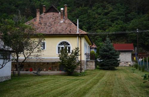 Sirok Apartment | Halháza Erdészlak Apartman