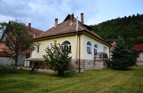 Sirok Apartment | Halháza Erdészlak Apartman