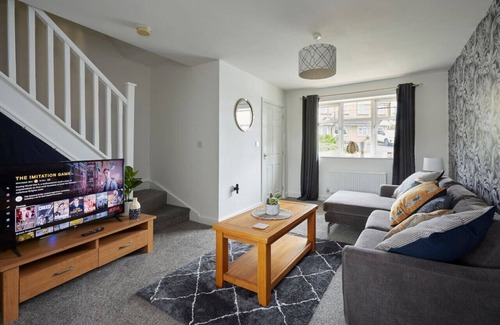 Halifax House | Halifax+Piece Hall 4 min| Parking | Pets OK|Garden