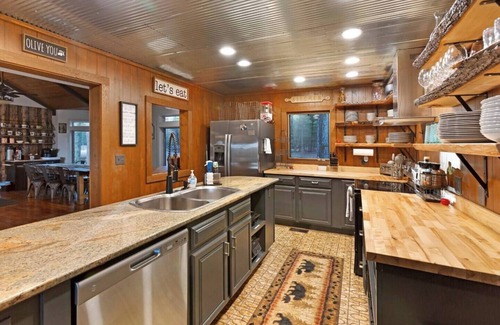 Interlochen Cabin | Hall Creek Lodge - Large Friend & Family Spa Retreat | TC, MI