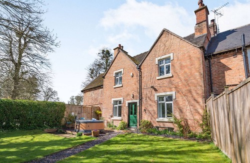 Kneesall House | HALL FARM HOUSE, family friendly, with hot tub in Southwell