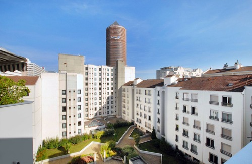 Lyon City Centre Apartment | Halle de Lyon, Lyon 6 boundary: 2 CH, 7th top floor, 2 terraces and parking lot