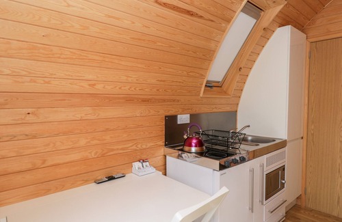Berkeley Cottage | HALMORE POD, romantic, with hot tub in Berkeley