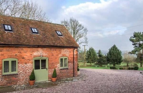 Boraston Cottage | HAM'S HOUSE, romantic, with open fire in Milson
