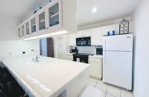 Avalon Villa | Hamilton Cove Condo with Golf Cart and Close to Beach. Only 24 Steps to Door.