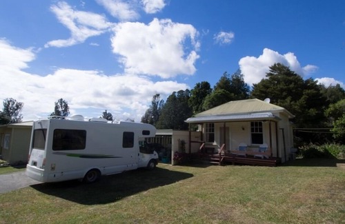 Glen Massey Cottage | Hamilton /Ngaruawahia Farm stay Cottage, cosy with heat pump, pool for summer