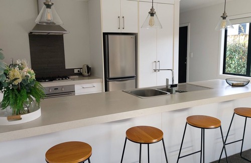 Hamilton East House | Hamilton Townhouse - Location, Comfort & Style