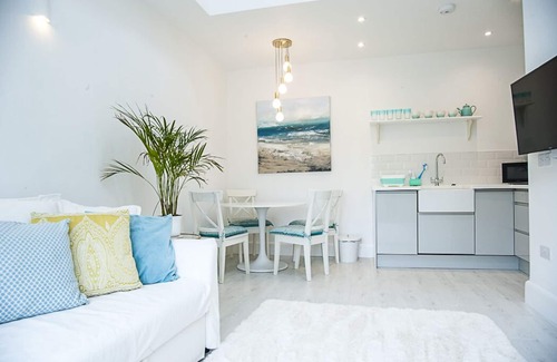 East Molesey Apartment | Hampton Court Lodge - Beautiful 2 storey apartment 10 mins walk from Palace