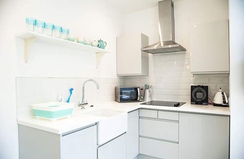 East Molesey Apartment | Hampton Court Lodge - Beautiful 2 storey apartment 10 mins walk from Palace