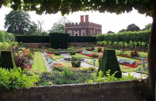 Richmond-upon-Thames Apartment | Hampton Court Palace 2 double bedroom unique and exquisite apartment