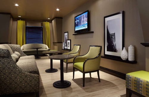 Dorval Hotel | Hampton Inn & Suites by Hilton Montreal-Dorval