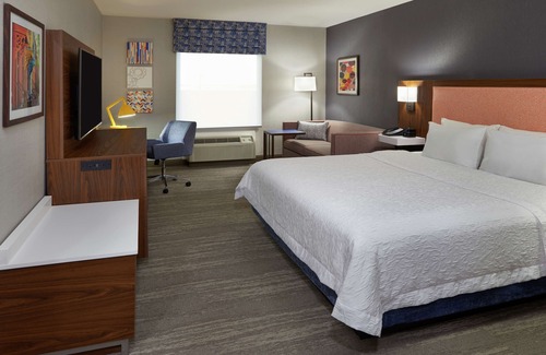 Dorval Hotel | Hampton Inn & Suites by Hilton Montreal-Dorval