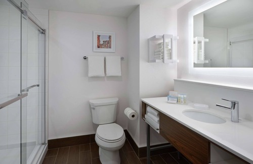 Dorval Hotel | Hampton Inn & Suites by Hilton Montreal-Dorval