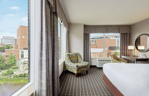 Greenville Downtown Hotel | Hampton Inn & Suites Greenville-Downtown-RiverPlace