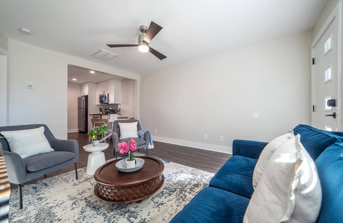 Villa Heights Apartment | Hamptons Chic: Stylish 2-Bedroom near Uptown
