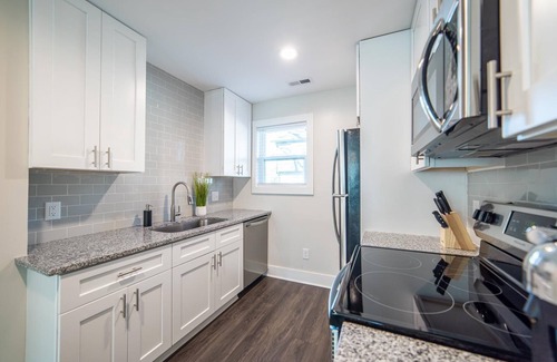 Villa Heights Apartment | Hamptons Chic: Stylish 2-Bedroom near Uptown