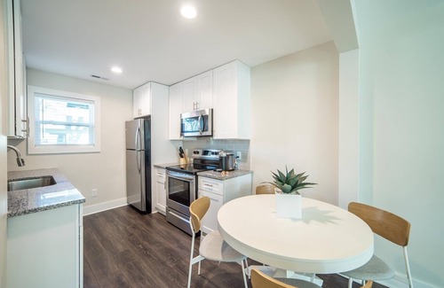 Villa Heights Apartment | Hamptons Chic: Stylish 2-Bedroom near Uptown
