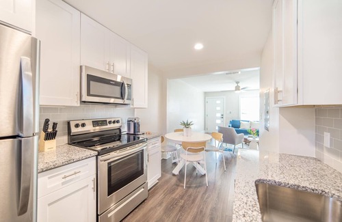 Villa Heights Apartment | Hamptons Chic: Stylish 2-Bedroom near Uptown