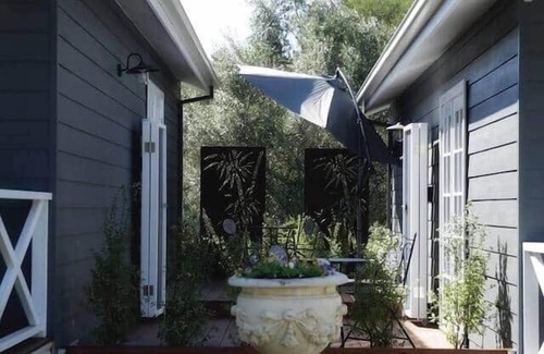 Rye House | Hamptons In Rye Green Room 3 Mins to Hot Springs!