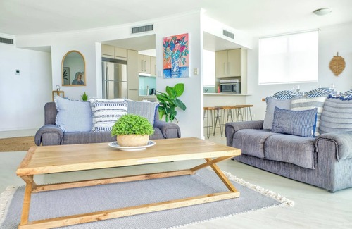 Kings Beach Apartment | Hamptons Style Penthouse at Kings Beach