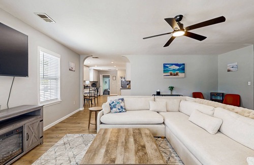 Hanahan House | Hanahan home with close proximity to Park Circle, WiFi & dog-friendly