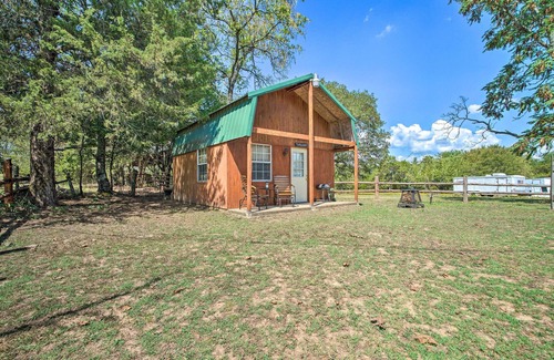 Nashoba Apartment | Hand-Built 'Black Fork Cabin 2' w/Fire Pit!