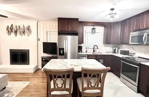 Stokes Cottage | Hanging Rock in the Backyard! Renovated Cottage 1 minute to park entrance