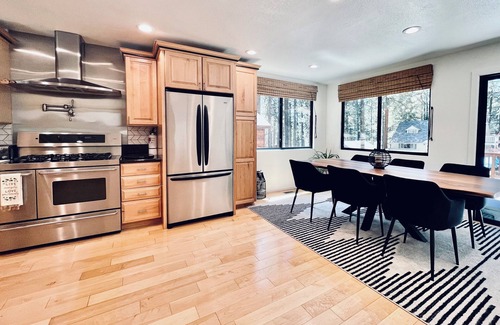 Lower Kingsbury House | Hangout Den, Hot Tub for 8, Firepit, Trails, Beach 1 mile, Sleeps 10