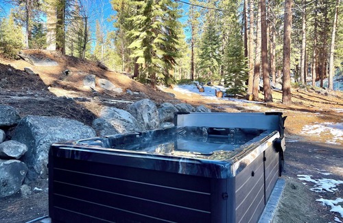 Lower Kingsbury House | Hangout Den, Hot Tub for 8, Firepit, Trails, Beach 1 mile, Sleeps 10