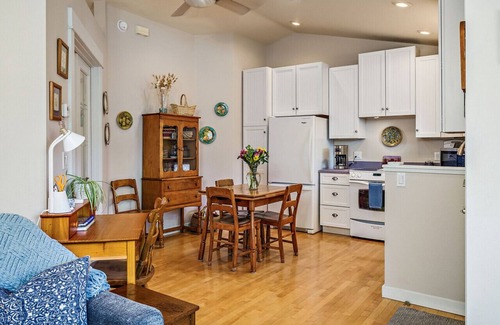Historic Railroad District House | Hanna's House | 1 block to downtown!