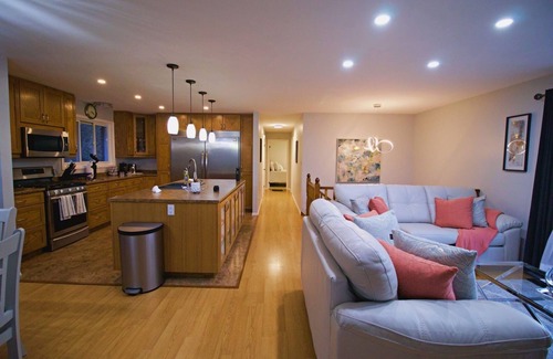 Quinte West House | Hanna’s Paradise - A Cozy Private Getaway