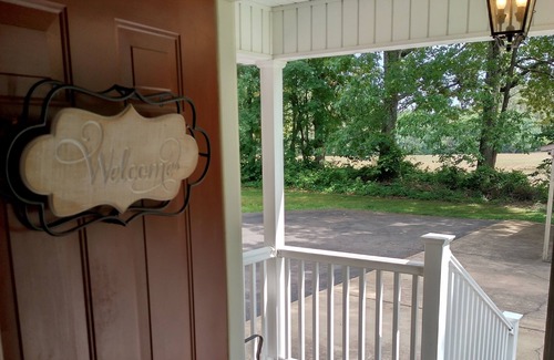 Paris House | Hannah’s Haven-Spacious & family-friendly Guesthouse & deck with high-speed wifi